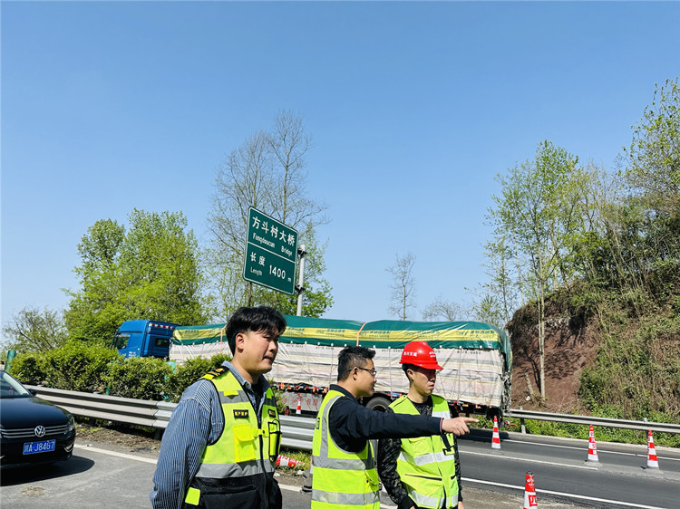 达州管理处开展达陕高速大修施工路段安全检查工作.JPG