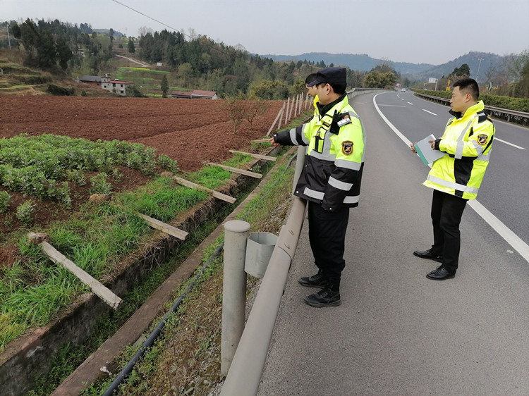 达州管理处路安大队开展冬季道路安全隐患排查 (2).jpg