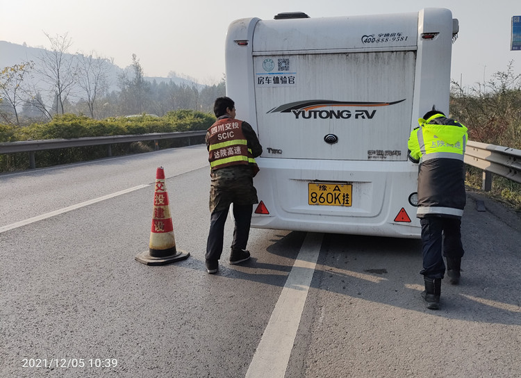 达州管理处路安大队处置占道故障车确保道路安全.jpg