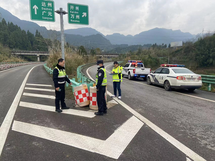 达州管理处路安大队联合“一路三方”开展节前道路安全隐患排查工作 (2).jpg