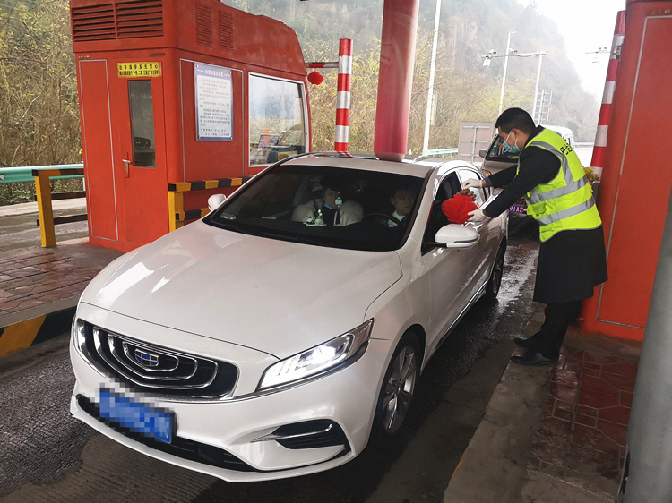 为返乡旅客送上家乡的祝福_副本.jpg