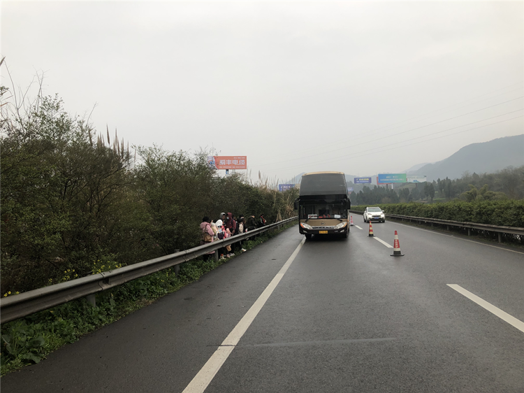 达州管理处路安大队及时处理大型客运车辆故障.png