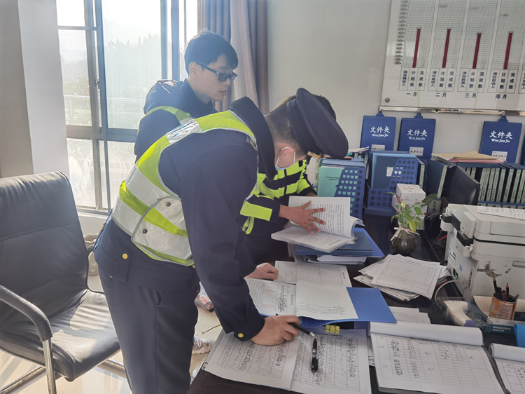 达州管理处陪同高速执法单位对达万路全线称台进行检查.jpg