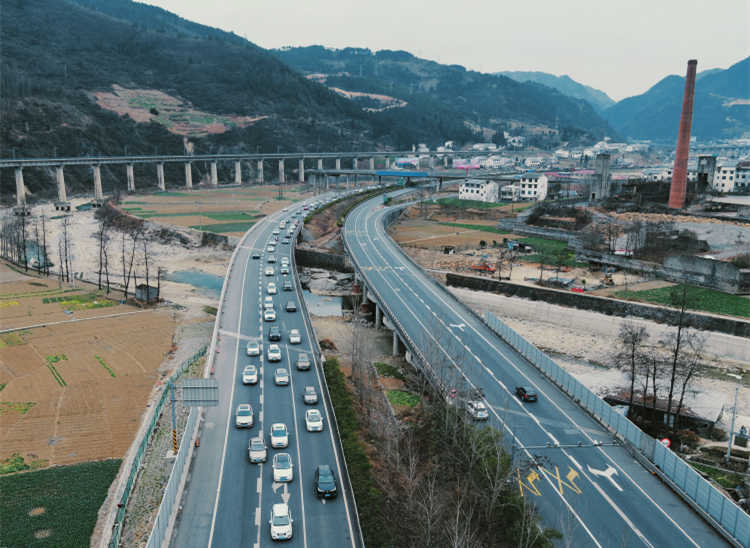 萬源管理處堅守崗位保暢通-四川達陝達萬巴達高速公路有限責任公司