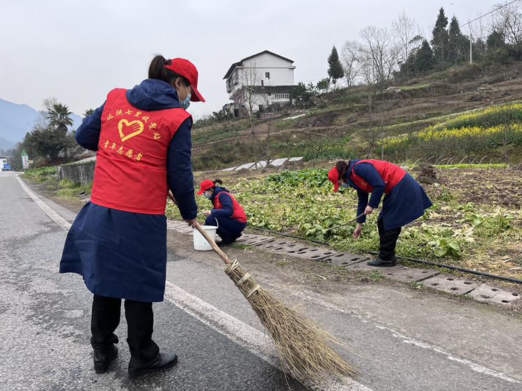 达州管理处七里收费站组织开展学雷锋志愿服务.jpg