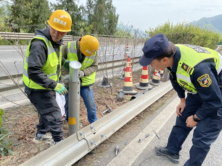 达州管理处路安大队开展达陕高速辖区大修路段涉路施工安全检查 (2).jpg