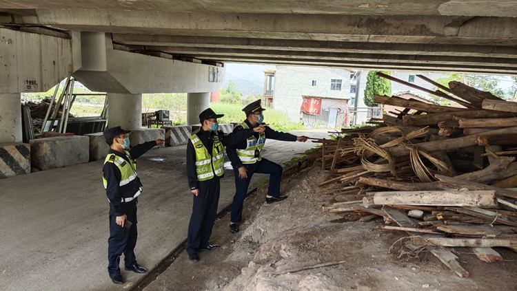 达州管理处路安大队联合“一路三方”开展辖区道路汛期前安全隐患排查工作.JPG