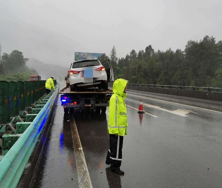 雨天路滑发生多起交通事故，达州管理处路安大队快速处置保畅通.jpg