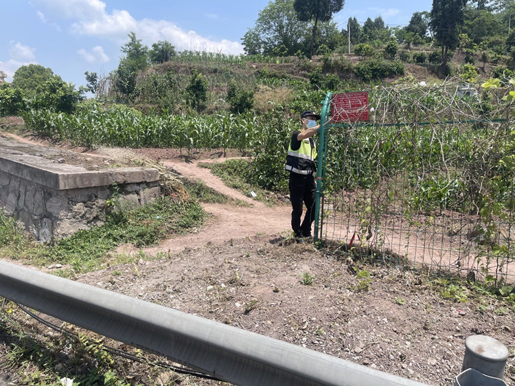 达州管理处路安大队开展达陕高速道路安全隐患排查工作 (2).jpg