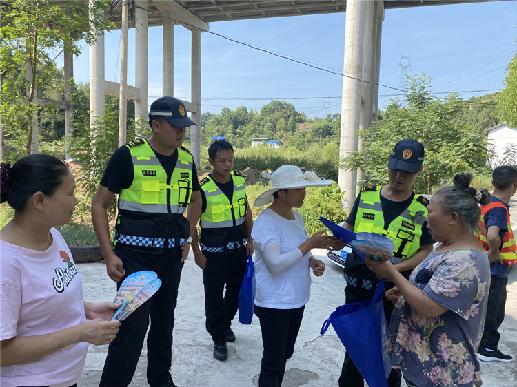 达州管理处“高地联动”开展辖区高速桥涵空间治理宣传工作，消除安全隐患.JPG