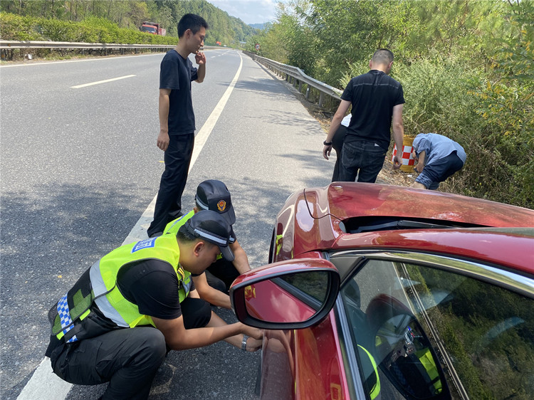 车辆高速爆胎，达州管理处路安大队快速帮助更换轮胎消除安全隐患.JPG