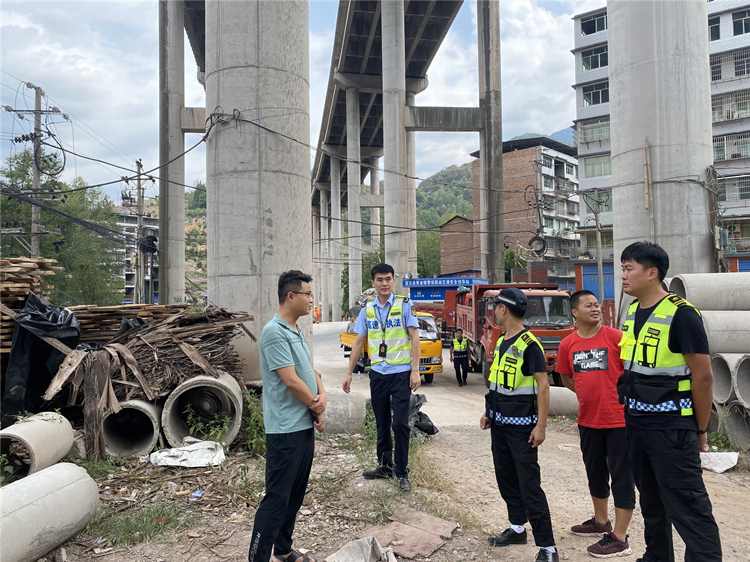 达州管理处联合开展桥下空间堆积物专项治理行动 (2).png