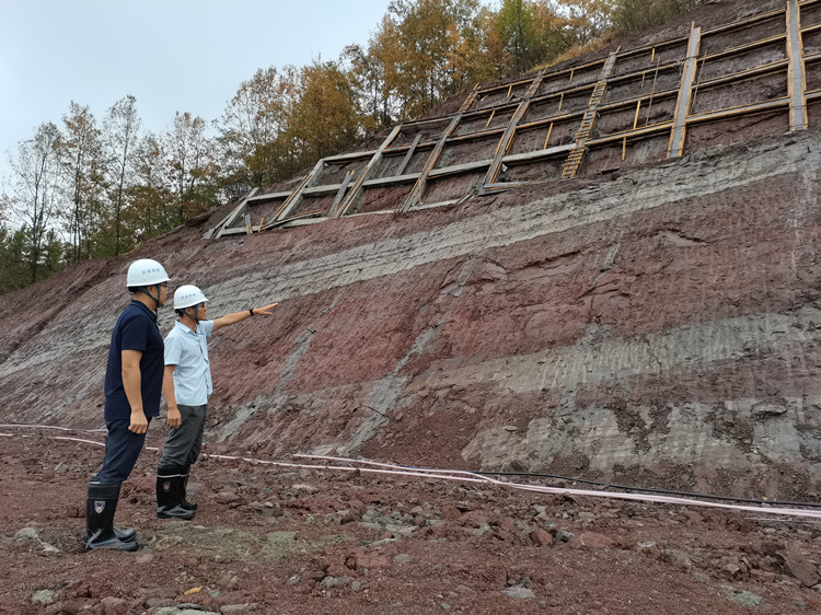 （2022.8.30 王建军）雨中巡查筑防线  平安度汛抓建设_副本.jpg
