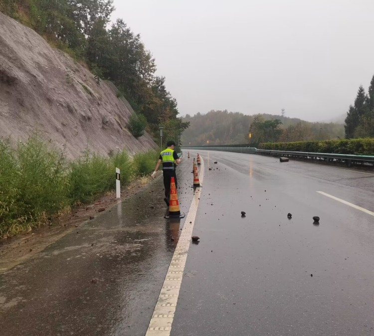 达州管理处路安大队及时清理路面落石，消除道路交通安全隐患.JPG