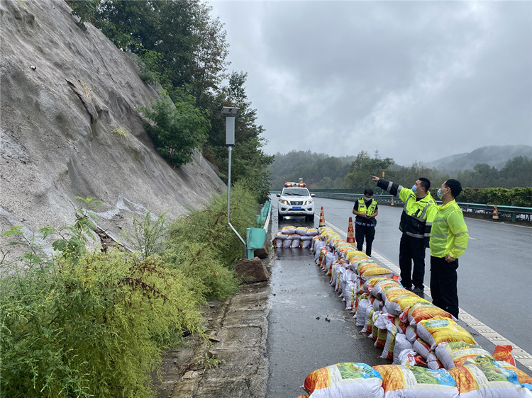 达州管理处路安大队开展雨天辖区隐患排查消除道路安全隐患.JPG