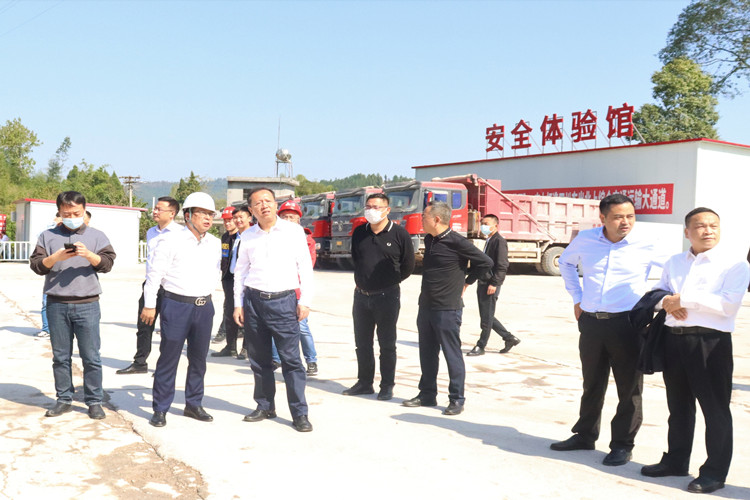 交通部公路局副局长周荣峰调研开梁高速项目建设.doc (1)_副本.jpg
