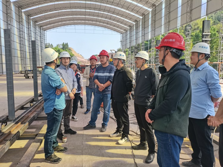 达州市质监站副站长杜彬带队赴开梁高速项目开展质量、安全监督检查 (2)_副本.jpg