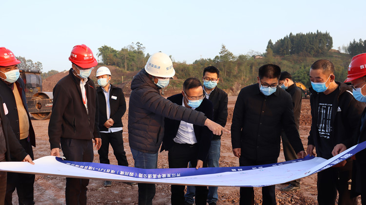 达州市交通运输局党组书记、局长蒋波到开梁高速项目调研交通会战工作 (1)_副本.jpg