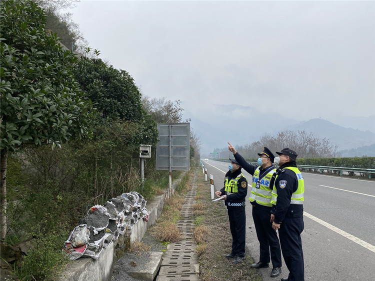 达州管理处路安大队联合“一路三方”开展春运前辖区道路隐患排查.JPG