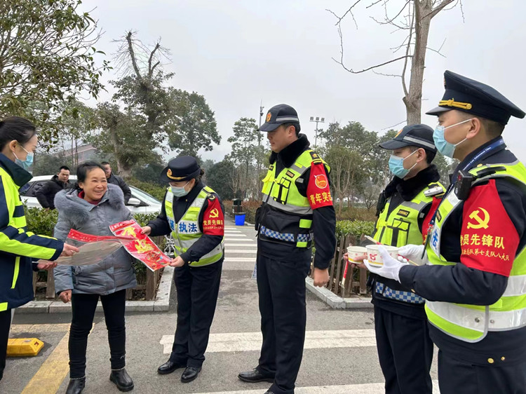 开江服务区开展“温馨春运”志愿者活动.jpg
