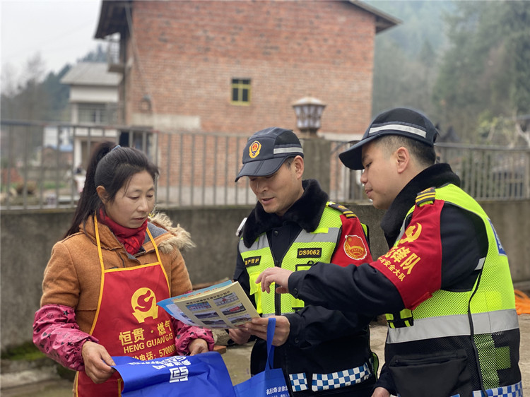 达州管理处路安大队联合“一路三方”开展禁止行人上高速安全宣传活动.JPG