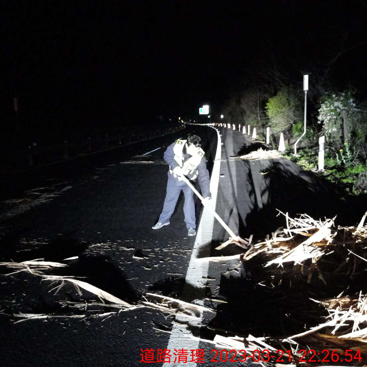 达州管理处路安大队清理路面障碍物.jpg