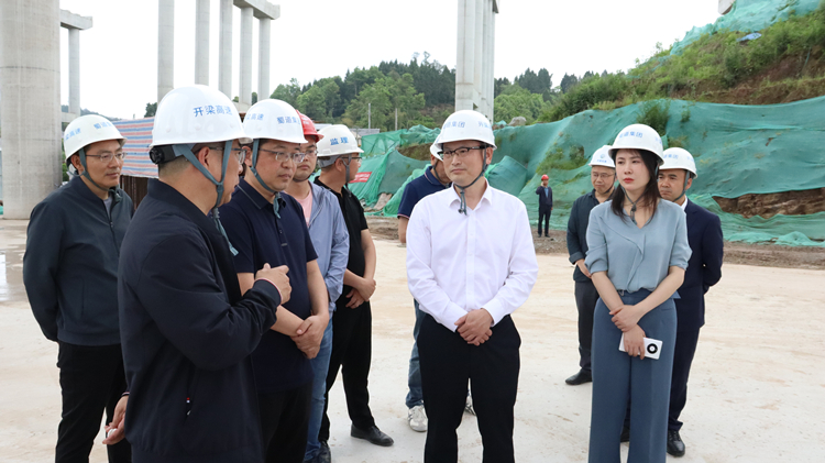 蜀道集团总经理助理、党委组织部部长但勇赴达陕公司开梁项目调研_副本.jpg