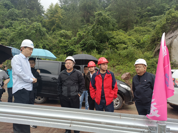 2023.05.09达州市水务局、交通局到达州绕西高速项目开展水土保持联合执法检查_副本.jpg