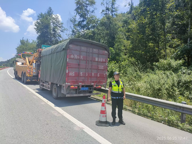 达州管理处路安大队及时救援故障车辆，保障道路畅通.jpg