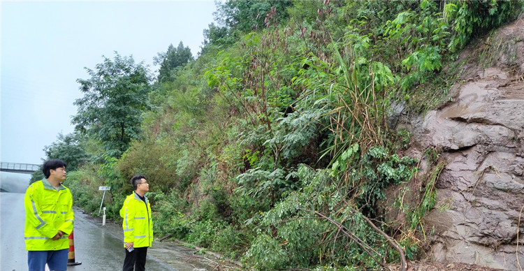 达州管理处开展雨天道路隐患排查工作 (2).JPG