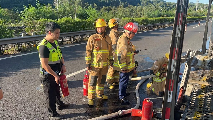 达州管理处路安大队快速处置自燃货车，应急联动除隐患.jpg