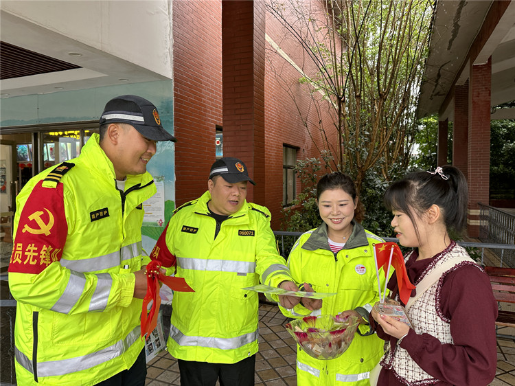 达州管理处路安大队开展“中秋、国庆”安全宣传活动 (1).JPG