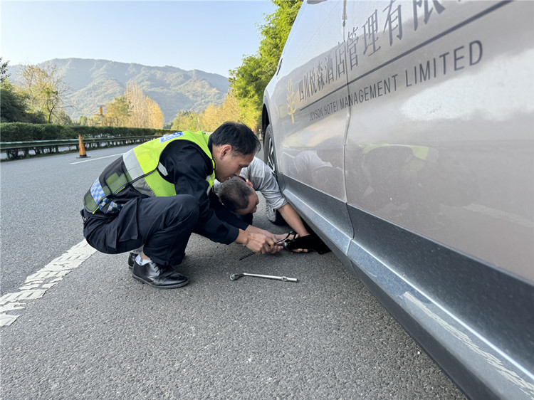 达州管理处路安大队热情服务，帮助司机更换轮胎.JPG