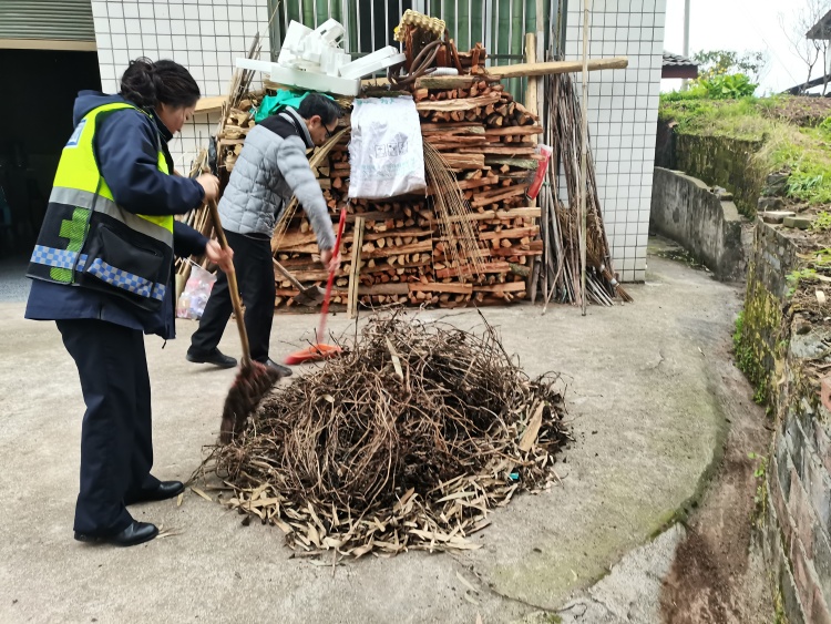 开江服务区弘扬雷锋精神帮助困难员工.jpg